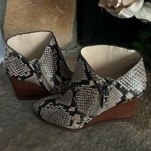 1.State Kaleb Snake Print Leather Wedge Ankle Booties NWT Size 5.5.
